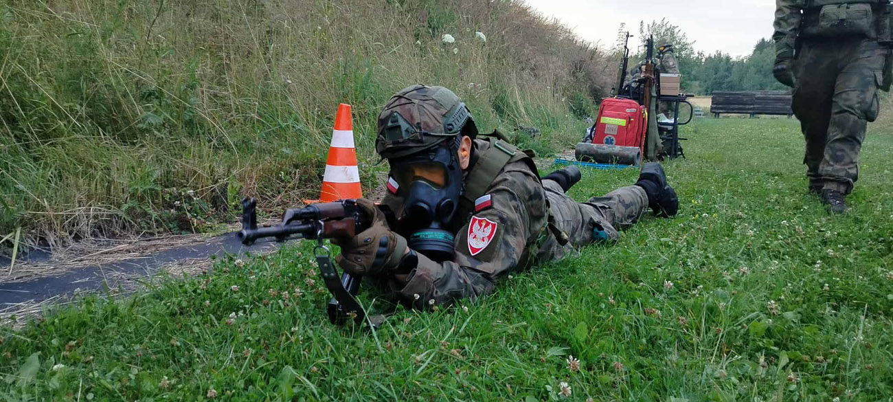 Survival, strzelanie i topografia – strzelcy ze Strzegomia szkolą się w terenie [FOTO] 